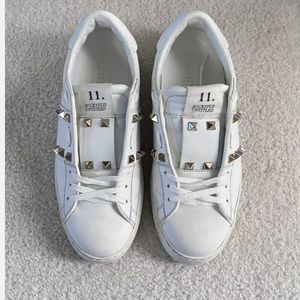 //SOLD// Valentino white rock stud sneakers. Size 6